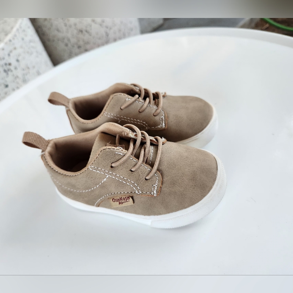 Osh Kosh kids Shoes size 4M